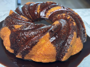 Bolo de cenoura sem glúten com cobertura de chocolate